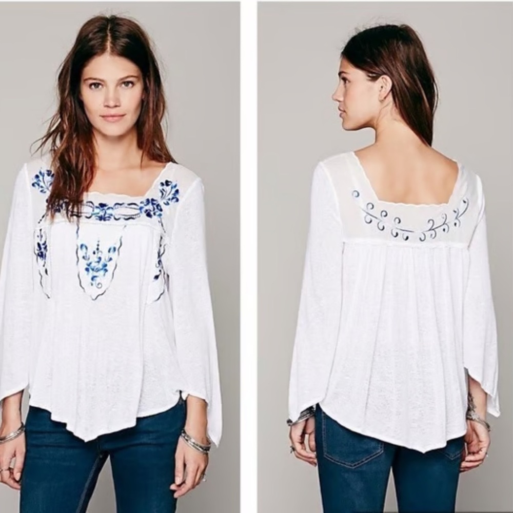 Women’s free people wWhite embroidered floral top with blue accents size XS